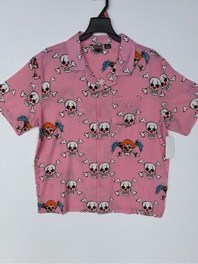 NWT Netflix Pink Skull & Crossbones Short-Sleeve Button-Up Shirt Medium